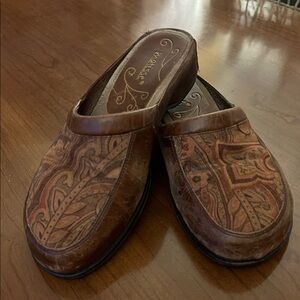 Matisse Women’s 8 Paisley with Old World Leather Slip On Clogs made in Brazil.